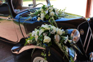 Mariage voiture côté fleurs creation votre fleuriste à Mably.JPG